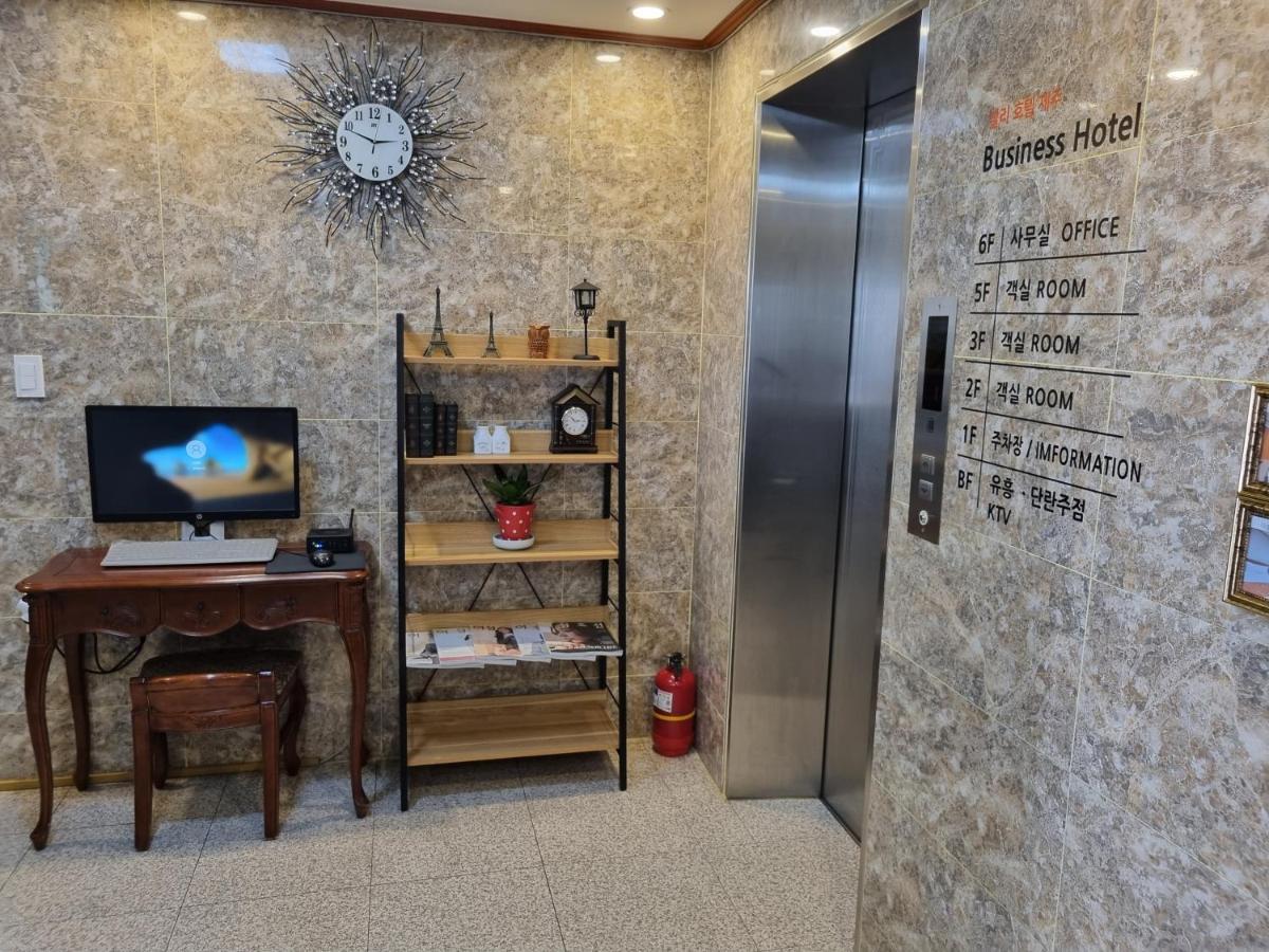 Charlie Hotel Чеджу Екстериор снимка
