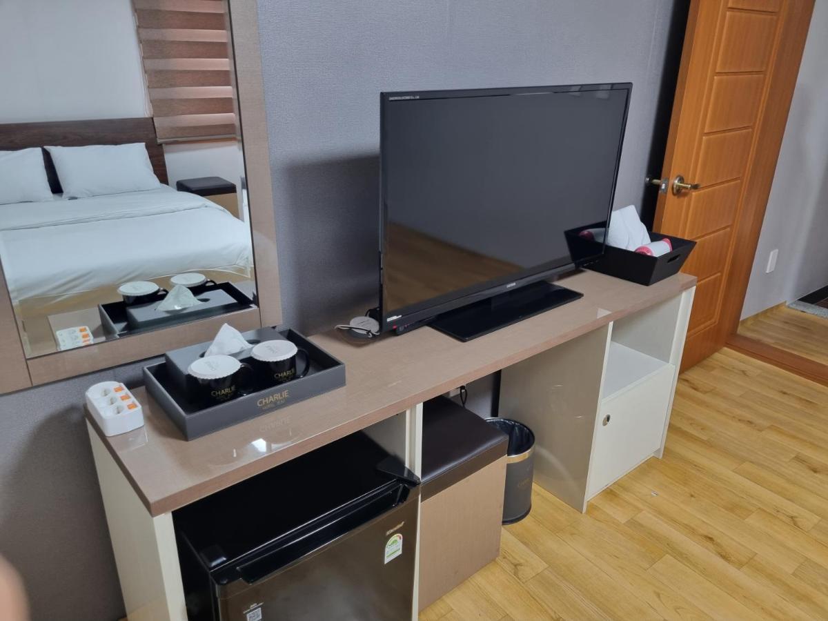Charlie Hotel Чеджу Екстериор снимка